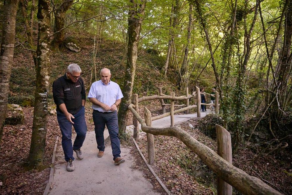 El consejero de Desarrollo Rural y Medio Ambiente del Gobierno de Navarra, José Mari Aierdi, junto al representante del concejo de Baquedano, Pepe Lizarraga, en un momento de la visita al Urederra.
