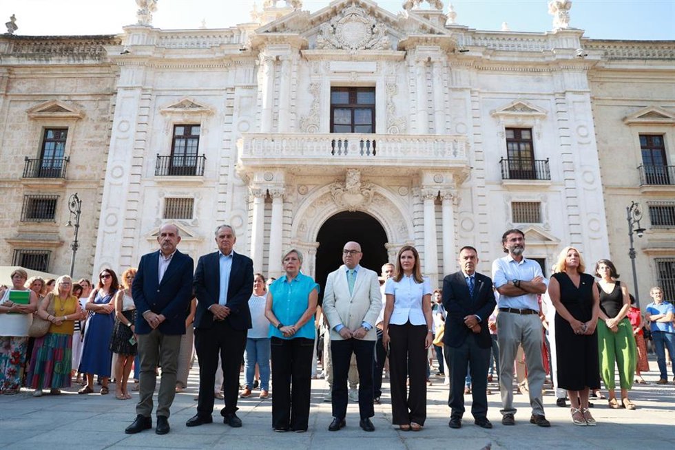 La rectora de la US, Carmen Vargas (i), y otros cargos de gobierno, en el minuto de silencio a las puertas del Rectorado por la muerte de la estudiante de intercambio en México