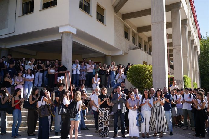 Participantes do minuto de silêncio convocado pela Universidade de Granada em memória da estudante Claudia Tacoronte Aguilera, assassinada no México. Em 14 de setembro de 2026, em Granada (Andaluzia, Espanha). A Universidade de Granada (UGR) expressou...