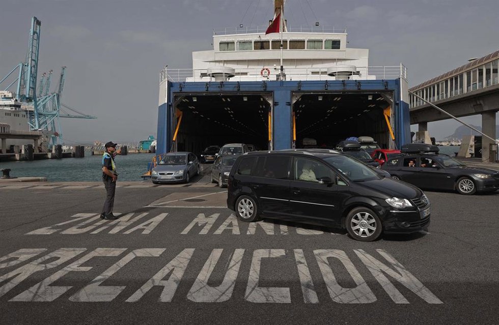 Archivo - Numerosos vehículos salen del ferry para cruzar la frontera en el puerto de Algeciras. ARCHIVO.