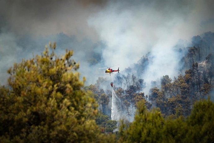 Archivo - Un helicóptero trabaja en la extinción de un incendio forestal, a 7 de julio de 2026, en Sentmenat, Barcelona.