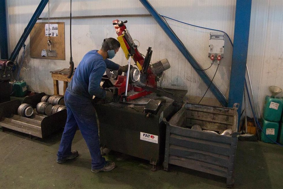 Archivo - Un trabajador durante su jornada laboral en una empresa industrial