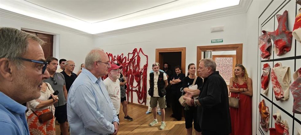 Directores de bienales de arte contemporáneo de Europa y América visitan el Museo Casa Pedrilla de Cáceres
