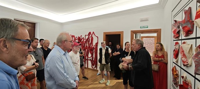 Directores de bienales de arte contemporáneo de Europa y América visitan el Museo Casa Pedrilla de Cáceres