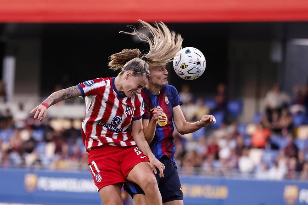 Las jugadoras Caroline Graham (FC Barcelona) y Rosa María Otermin Abella (Atlético de Madrid) pugnan por un balón en el partido de la Liga F de la temporada 2026-27 en el estadio Johan Cruyff de la Ciudad Condal.