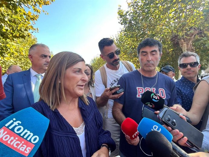 Buruaga atiende a los medios en La Bien Aparecida