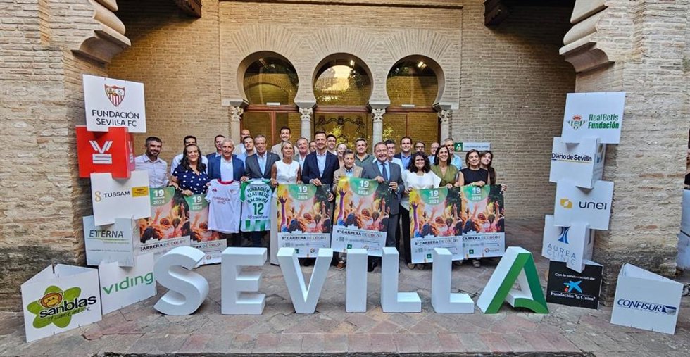 Foto de familia tras la presentación de la 'Carrera del Color' por la salud mental, en la sede de la Delegación del Gobierno de la Junta