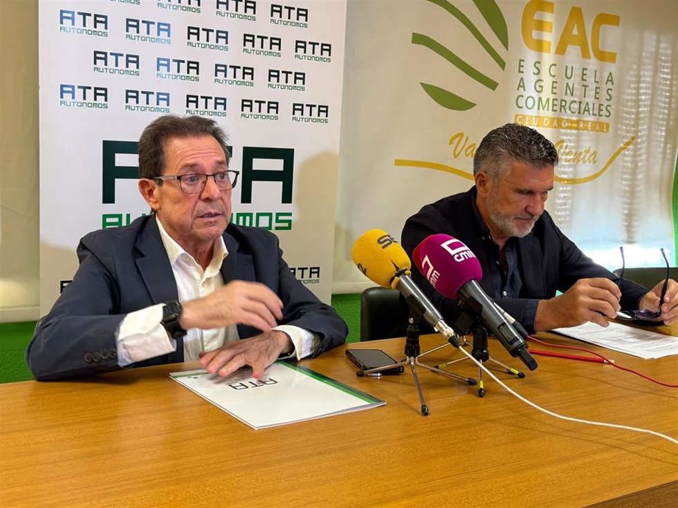 El actual presidente de ATA CLM, Miguel Ángel Rivero, junto al secretario general de la organización a nivel nacional, José Luis Perea.