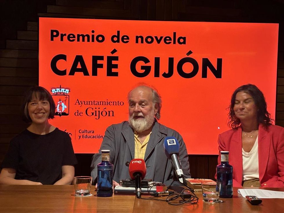 El escritor Miguel Dalmau, Premio de Novela Café Gijón 2026