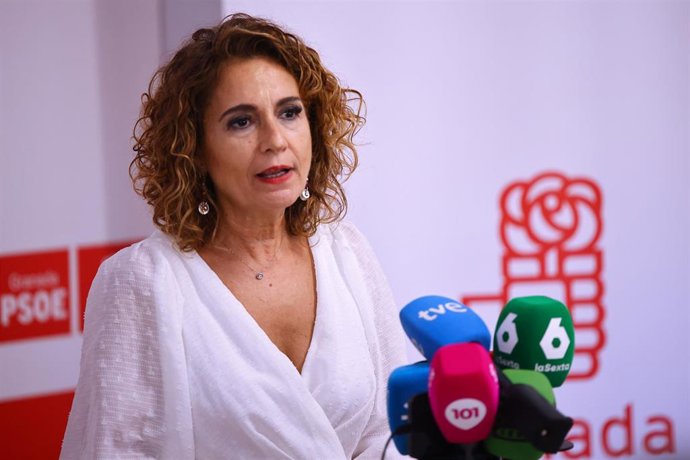 La secretaria general del PSOE de Andalucía, María Jesús Montero, atiende a los medios en Granada.