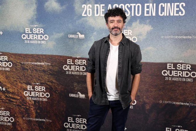 Rodrigo Sorogoyen posa en el photocall de la película 'El ser querido', a 25 de agosto de 2026, en Madrid (España).