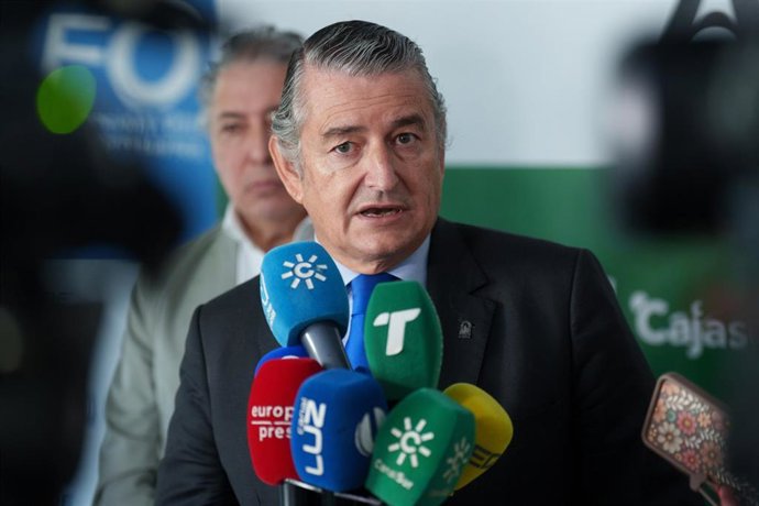 El vicepresidente primero de la Junta y consejero de Presidencia, Sanidad y Emergencias, Antonio Sanz, informa de la desactivación de la fase de emergencia del Plan ante el Riesgo Sísmico en Granada.