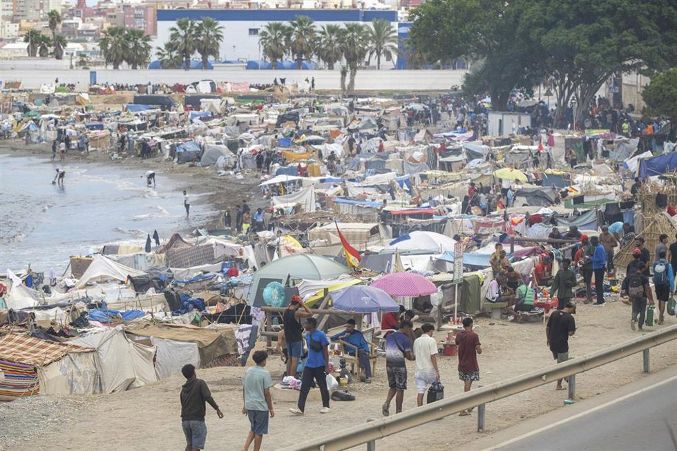 Asentamiento de migrantes en la playa El Trampolín, a 14 de septiembre de 2026, en Ceuta (España). 