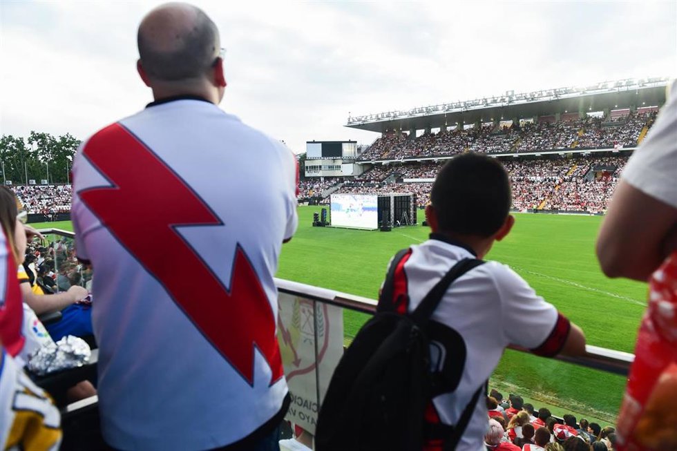Archivo - Varios aficionados ven la final de la UEFA Conference League entre el Rayo Vallecano y el Crystal Palace, en el estadio de fútbol de Vallecas, a 27 de mayo de 2026, en Madrid (España)