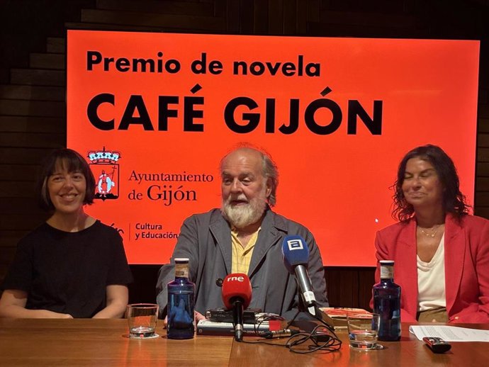 El escritor Miguel Dalmau, Premio de Novela Café Gijón 2026