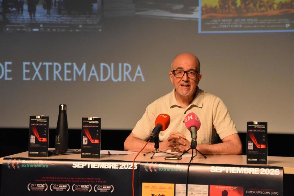 El director de la Filmoteca de Extremadura, Antonio Gil Aparicio, presenta la programación de septiembre en rueda de prensa