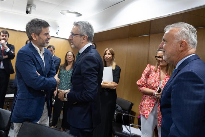 El ministro de Hacienda, Arcadi España (c), y el ministro de Política Territorial y Memoria Democrática, Ángel Víctor Torres (d), durante el Consejo de Política Fiscal y Financiera (CPFF).