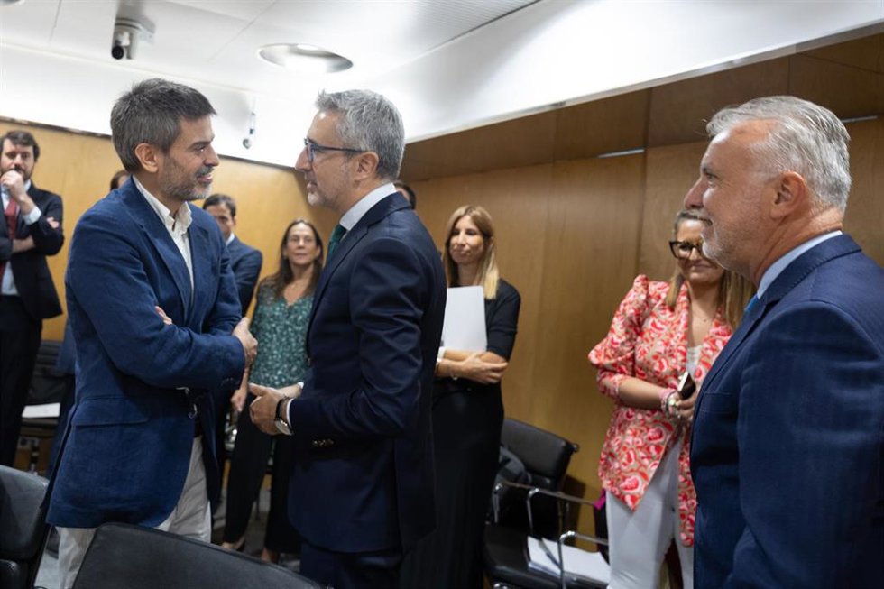 El ministro de Hacienda, Arcadi España (c), y el ministro de Política Territorial y Memoria Democrática, Ángel Víctor Torres (d), durante el Consejo de Política Fiscal y Financiera (CPFF).