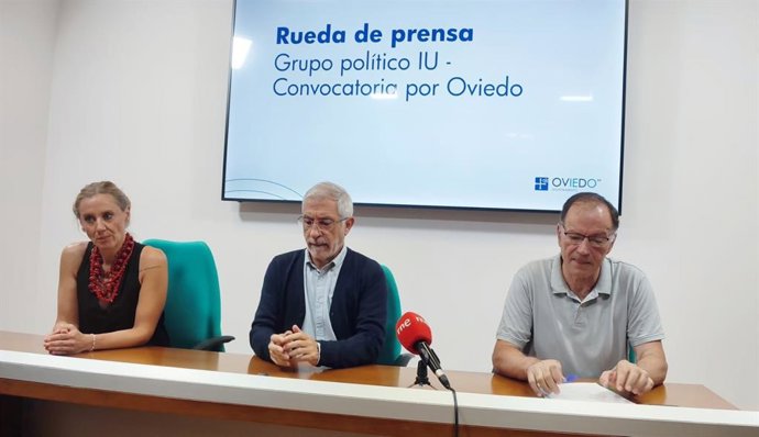 Rueda de prensa del portavoz de IU-Convocatoria por Oviedo, Gaspar Llamazares, la coordinadora del Grupo, Antona Luengo, y el secretario general de la Unión Comarcal de CCOO de Oviedo, José Antonio Rodríguez