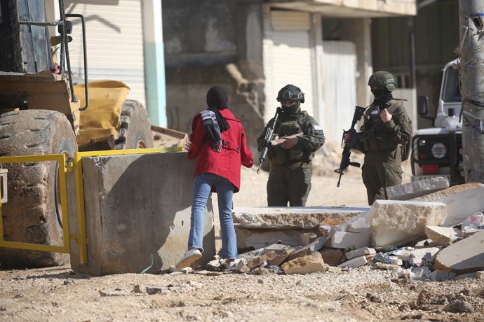 Archivo - 17 December 2025, Palestinian Territories, Tulkarm: Palestinians carry their belongings after being forced to leave their home by Israeli forces during a raid on the Nur Shams refugee camp in Tulkarm, in the occupied West Bank. Photo: Mohammed N