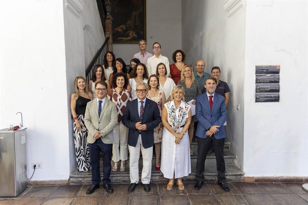 El presidente de la Diputación de Córdoba, Salvador Fuentes (centro), en la foto de familia tras la toma de posesión de promoción interna.
