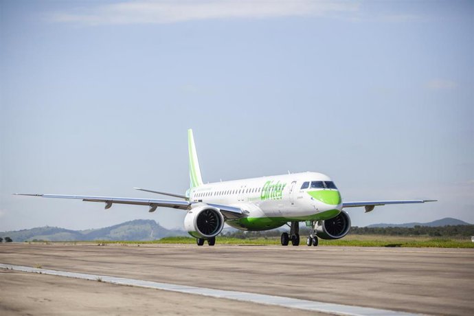 Archivo - Turismo.- Binter lanza una promoción para volar entre Valencia y Canarias en otoño desde 56 euros