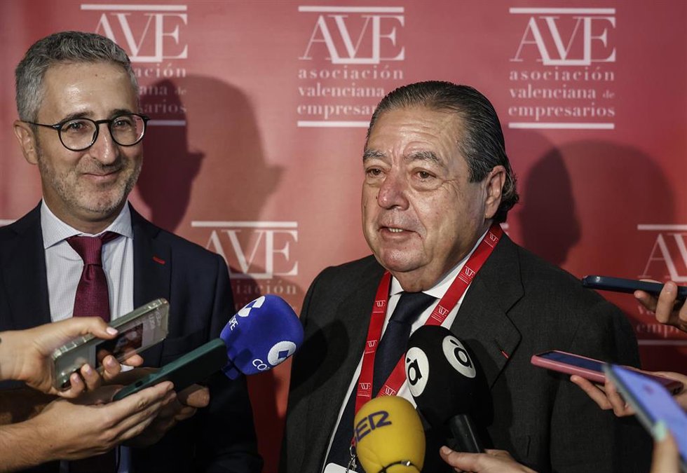 Archivo - El presidente de la Asociación Valenciana de Empresarios (AVE), Vicente Boluda, y el ministro de Hacienda, Arcadi España, en una imagen de archivo