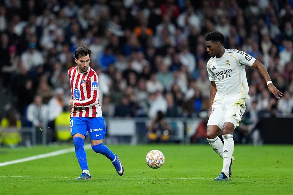 Archivo - El jugador del Atlético de Madrid Álex Baena, ante el del Real Madrid Aurélien Tchouaméni, en el Santiago Bernabéu.