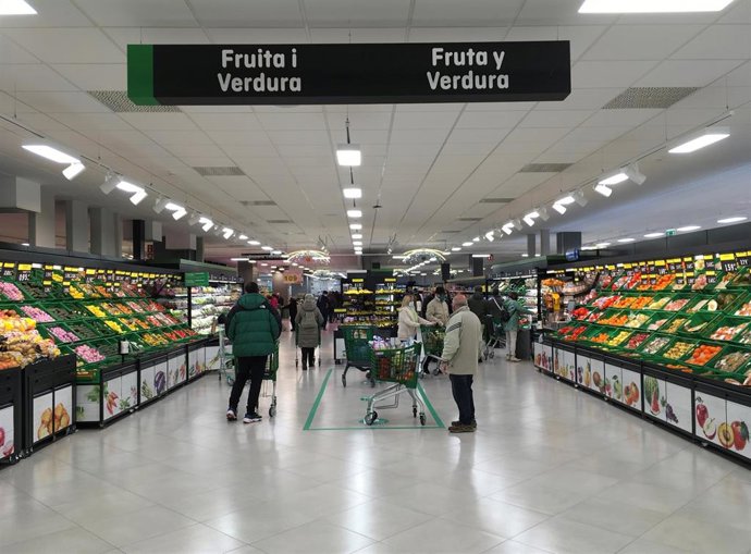 Archivo - Sección de fruta y verdura de un supermercado.
