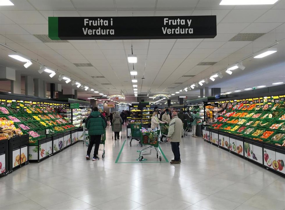 Archivo - Sección de fruta y verdura de un supermercado.