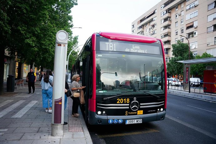 Archivo - Imagen de recursos del bus de tránsito rápido (BTR) o tranvibús. A 29 de septiembre de 2025, en Sevilla (Andalucía, España). 