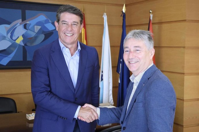 El secretario xeral del PSdeG, José Ramón Gómez Besteiro, en una reunión con el rector de la Universidade da Coruña (UDC), Ricardo Cao