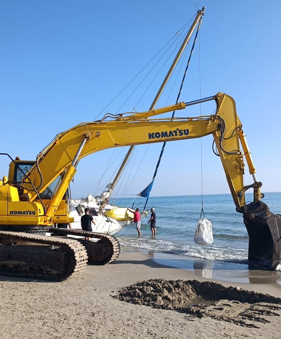 Capitanía Marítima retira y precinta el velero encallado en una zona protegida al norte de Cabo de Palos, en Cartagena