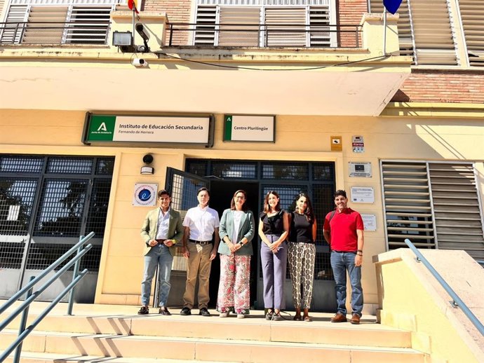 La delegada territorial de Educación y la concejala de ese área, en el centro, en la visita al IES Fernando de Herrera con ocasión del inicio este martes del curso escolar