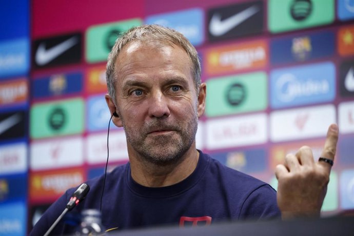 El entrenador del FC Barcelona, Hansi Flick, en rueda de prensa antes del partido de LaLiga EA Sports ante el Racing