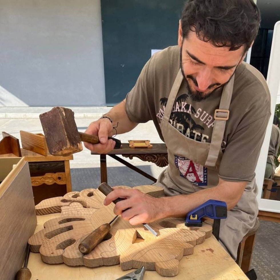 Artesano trabajando la madera