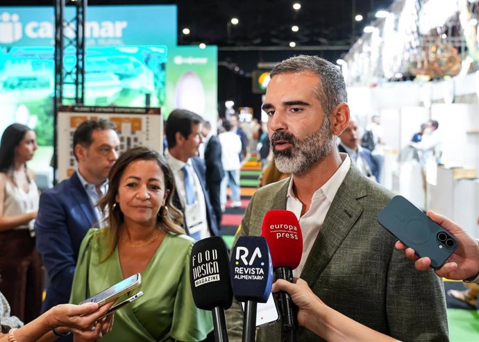 El consejero de Agricultura, Pesca, Agua y Desarrollo Rural, Ramón Fernández-Pacheco (d), y la conselleira del Mar de Galicia, Marta Villaverde (i), durante la atención a los medios de comunicación.