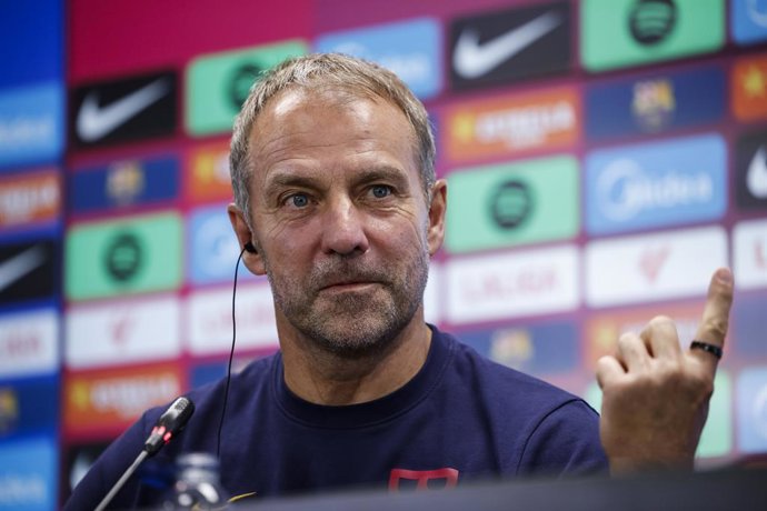 El entrenador del FC Barcelona, Hansi Flick, en rueda de prensa antes del partido de LaLiga EA Sports ante el Racing