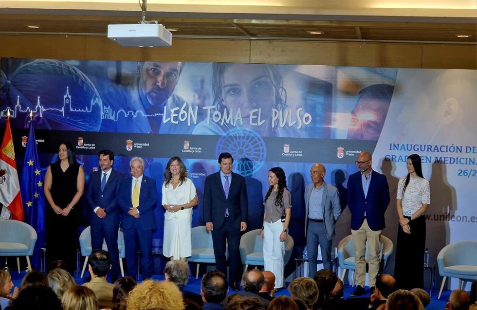 El presidente de la Junta, Alfonso Fernández-Mañueco (centro), en el acto inaugural del Grado de Medicina en la Universidad de León. (ULE).