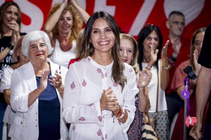 La candidata del PSOE a la Alcaldía de Móstoles, Juana López Pagán, interviene durante una visita a la caseta del PSOE instalada con motivo de las Fiestas Patronales