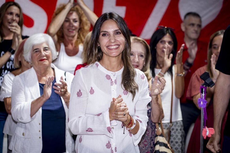 La candidata del PSOE a la Alcaldía de Móstoles, Juana López Pagán, interviene durante una visita a la caseta del PSOE instalada con motivo de las Fiestas Patronales