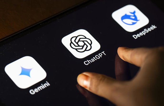 Archivo - May 24, 2025: In this photo Illustration a person taps ChatGPT app icon on a tablet device on 24 May 2025 in New Delhi, India.