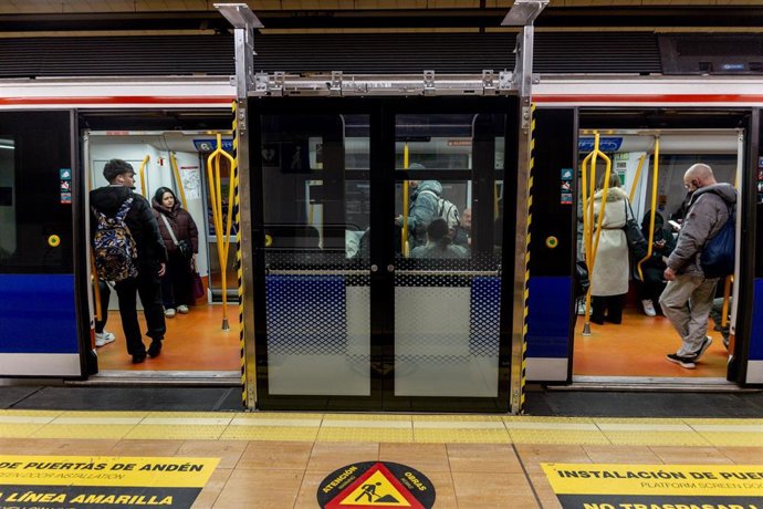 Archivo - Varias puertas de Andén colocadas recientemente, en la línea 6 del metro de Madrid, en la estación de Legazpi, a 30 de enero de 2026, en Madrid (España). 