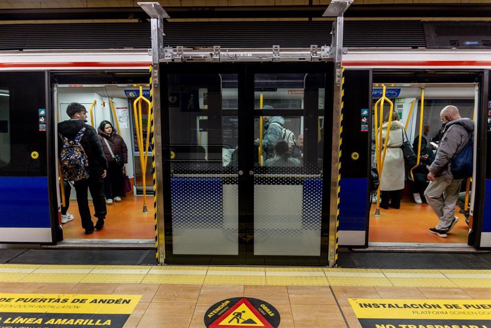 Archivo - Varias puertas de Andén colocadas recientemente, en la línea 6 del metro de Madrid, en la estación de Legazpi, a 30 de enero de 2026, en Madrid (España). 