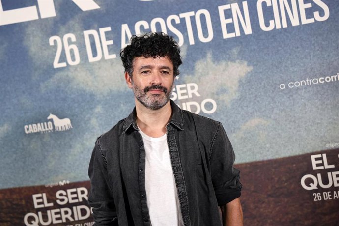 Rodrigo Sorogoyen posa en el photocall de la película 'El ser querido', a 25 de agosto de 2026, en Madrid (España).