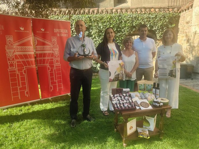 Foto de familia tras la presentación de la VIII Feria Agroalimentaria del Higo de Almoharín, que se celebra del 18 al 20 de septiembre