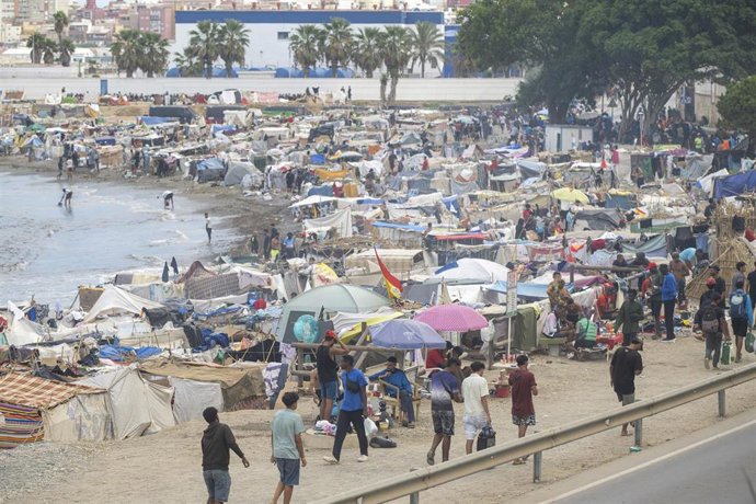 Asentamiento de migrantes en la playa El Trampolín, a 14 de septiembre de 2026, en Ceuta (España). La Policía Nacional ha practicado durante la madrugada de este domingo varias detenciones en Ceuta por presuntos delitos de tenencia ilícita de armas, allan