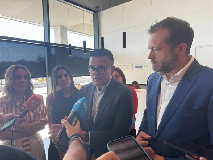 El conselleiro de Emprego, Comercio e Emigración, José González, visita el Grupo Cuevas en Ourense