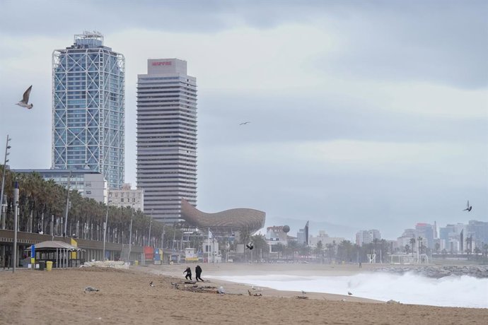 Archivo - La platja de la Barceloneta durant un temporal
