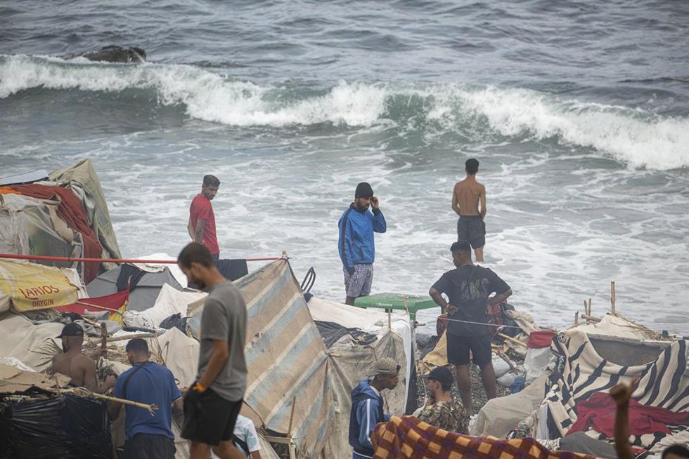 Asentamiento de migrantes en la playa El Trampolín, en Ceuta.
